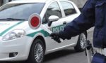 Mostra ai vigili una patente falsa e finisce nei guai