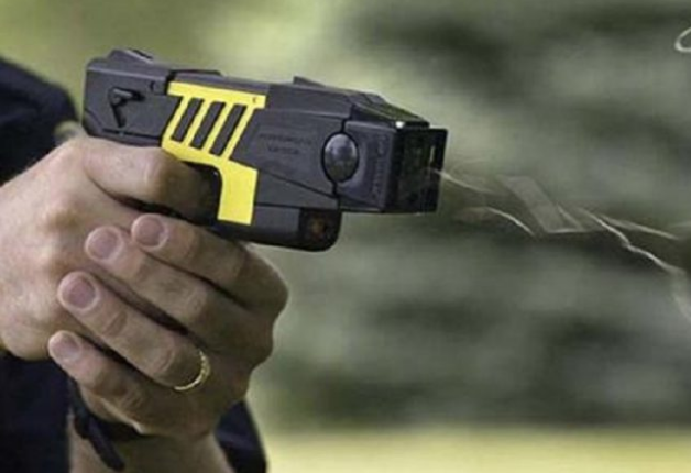 Minaccia i Carabinieri con un coltello: messo ko col taser
