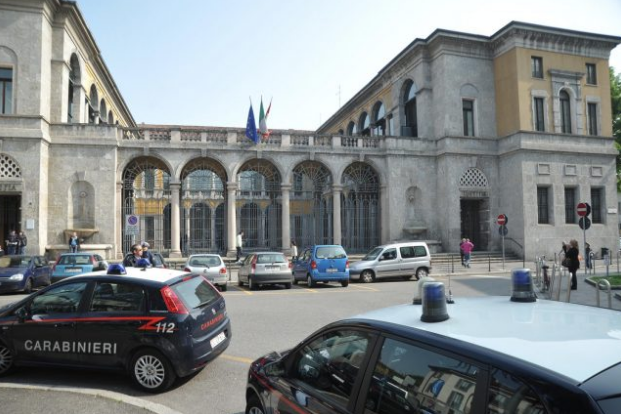 Picchia papà, mamma… e anche i carabinieri