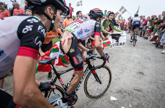 Aru cade e se la prende con la bici, Colnago: “Mai offeso così in vita mia”