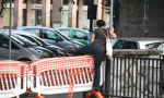 Ponte chiuso a Monza ma i pedoni scavalcano le barriere