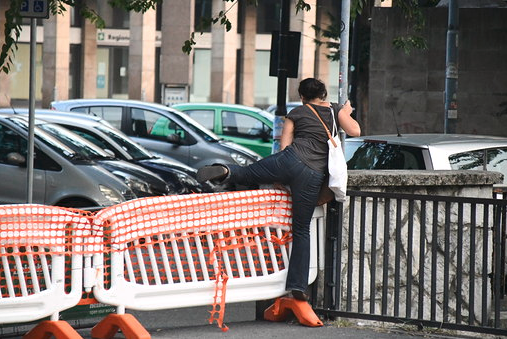Ponte chiuso a Monza ma i pedoni scavalcano le barriere