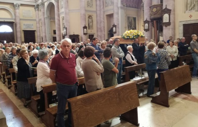 Don Carlo Mapelli, in centinaia ai funerali