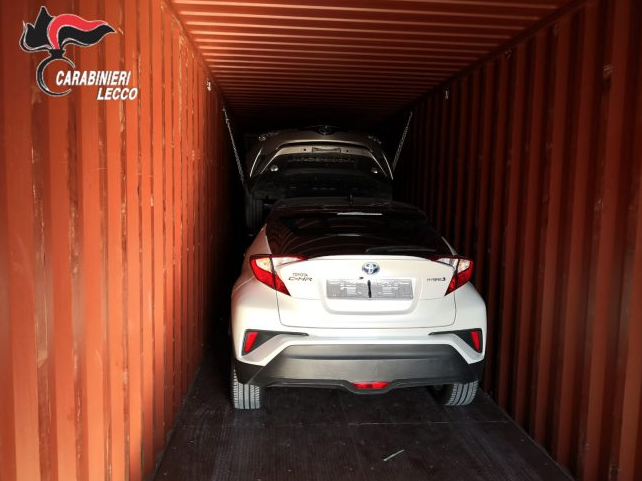 Nascondono auto rubate su un camion all’insaputa dell’autista: beccati