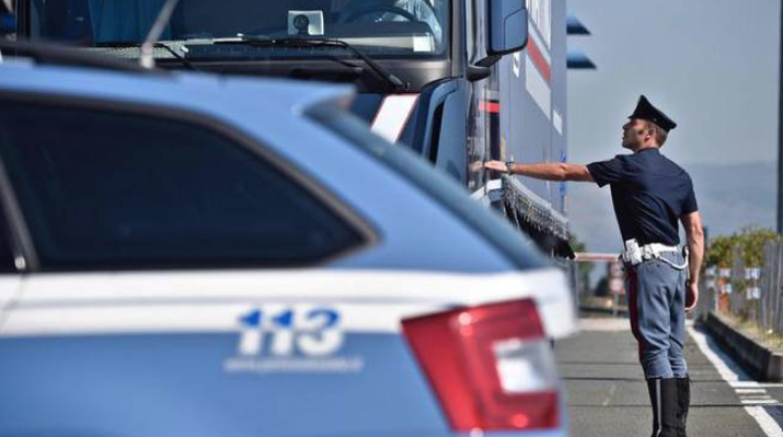 Camionista rischia di morire mentre guida strozzato dal panino