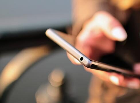 All’istituto Levi vietati i telefonini, che finiscono in una cassettiera. “Gli alunni possono sopravvivere”