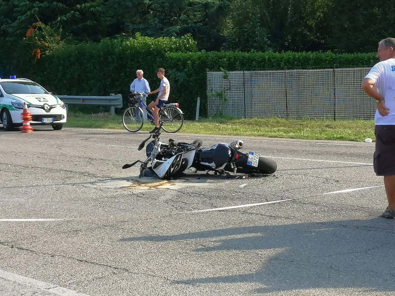 Grave incidente tra auto e moto FOTO