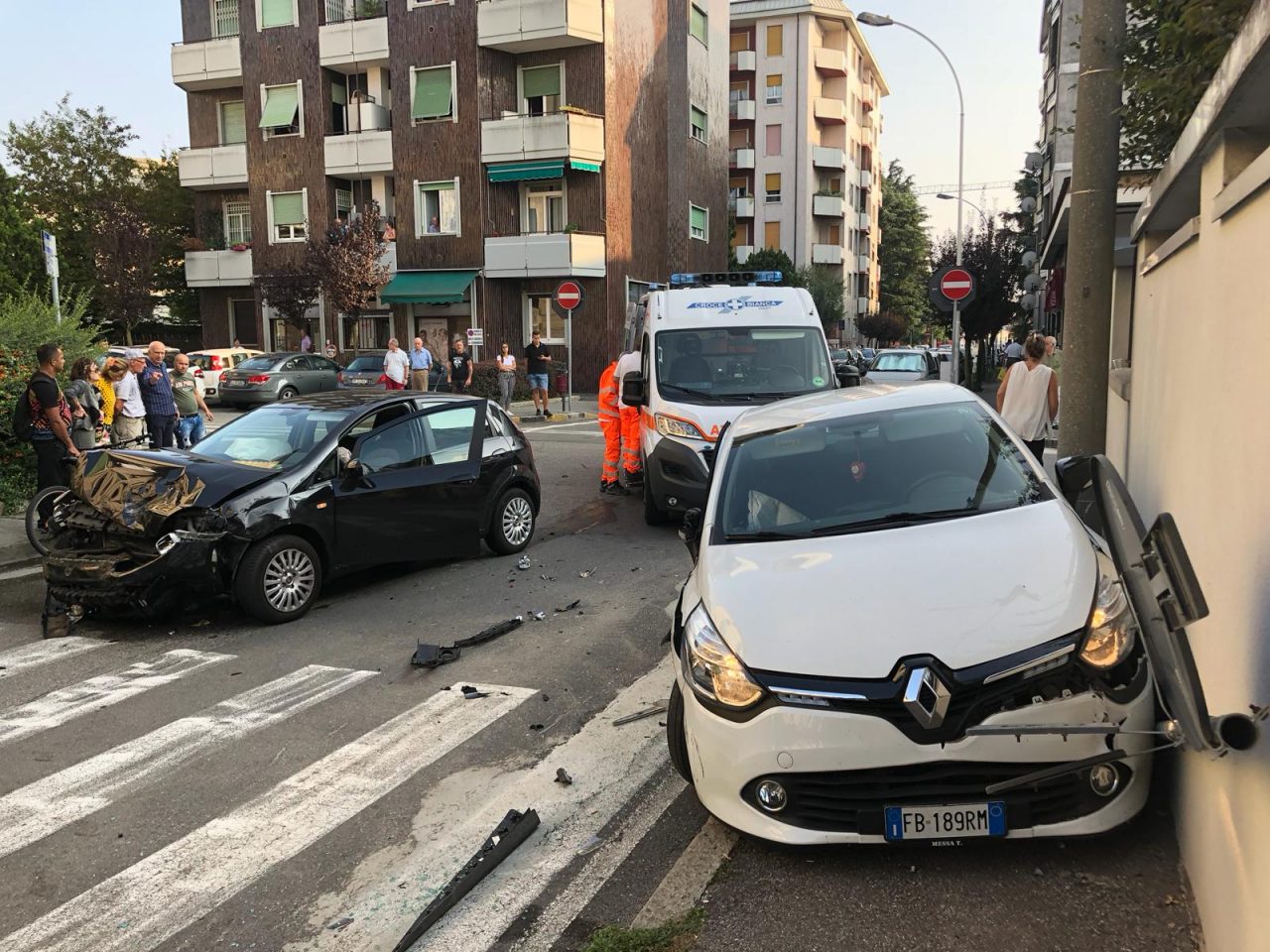 Incidente tra due auto in via Antonietti FOTO