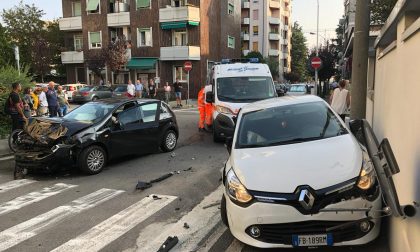 Incidente tra due auto in via Antonietti FOTO