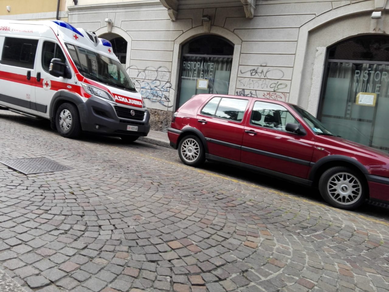 Aggressione in centro, straniero preso a scarpate