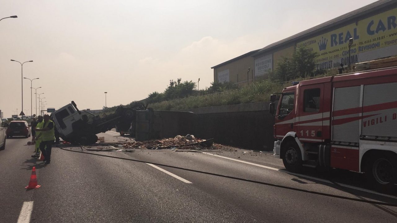 Camion si ribalta