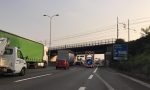 Statale 36 bloccata per ore per un camion ribaltato che ha perso il carico FOTO