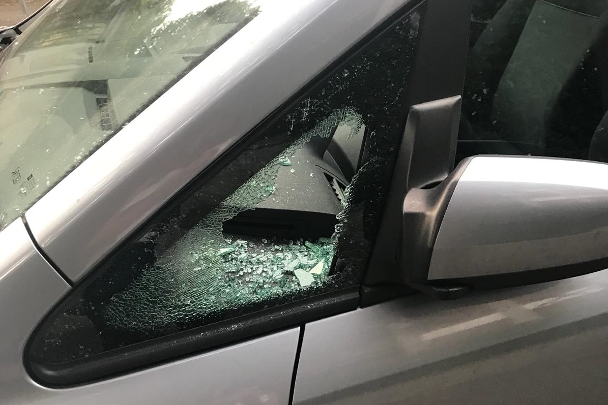 Raid vandalico nella notte in via Leopardi FOTO