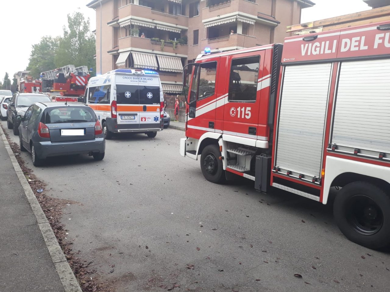 Donna  si sente male in casa salvata dai pompieri