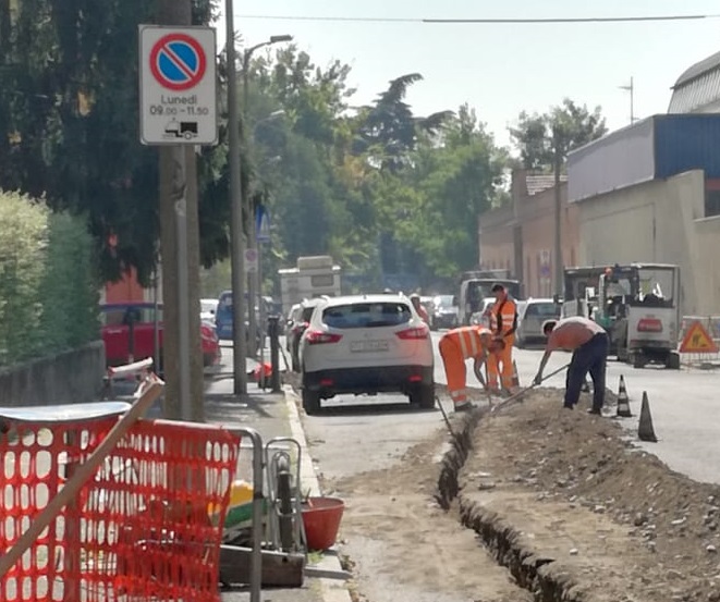 L’auto in sosta dà fastidio? Lo scavo degli operai gira attorno VIDEO