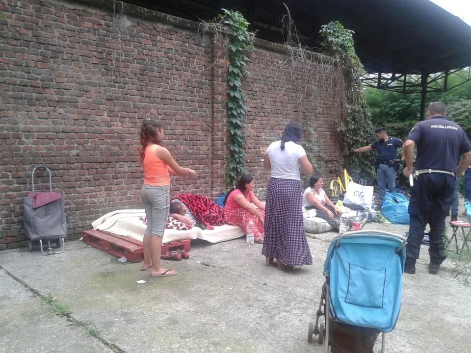Rom accampati davanti alla casa di riposo: sgomberati
