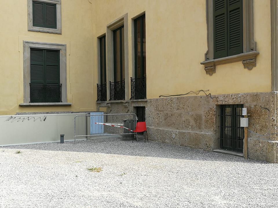Vandali in azione in Villa Borromeo ad Arcore