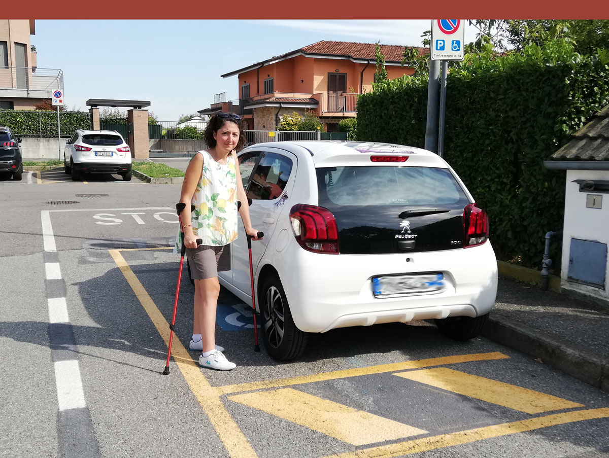 Le tolgono il parcheggio disabili: “Parcheggia male”