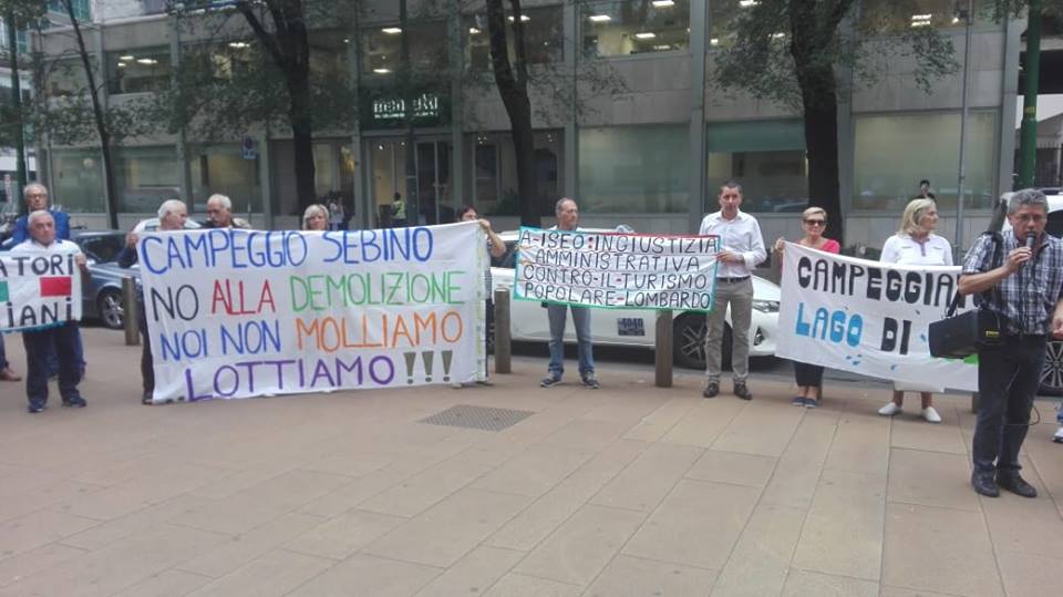 Campeggi da demolire, protesta in Regione