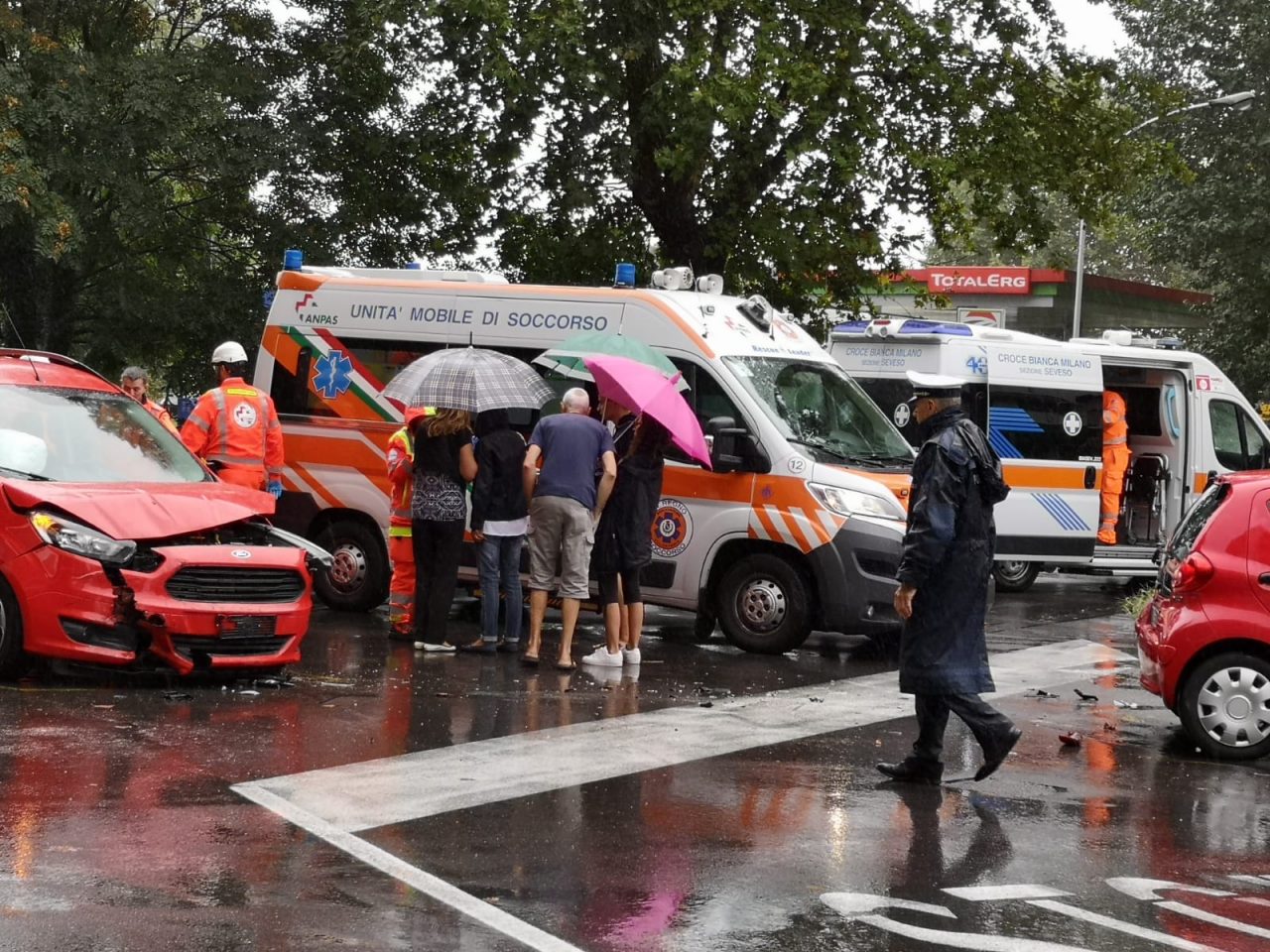 Schianto tra auto in viale Edison, paura all’incrocio