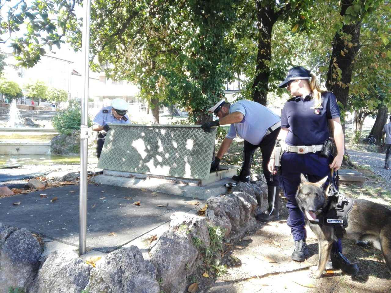 Cane poliziotto fascista, bufera in Consiglio