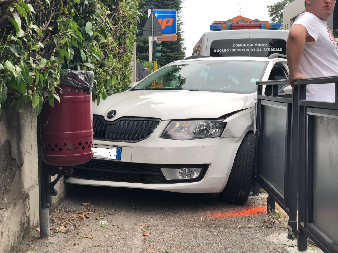 Viene tamponato e l’auto resta incastrata sul marciapiede