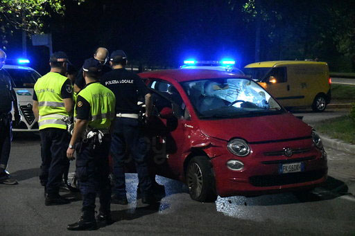 Sbalzato fuori dall’auto lotta fra la vita e la morte