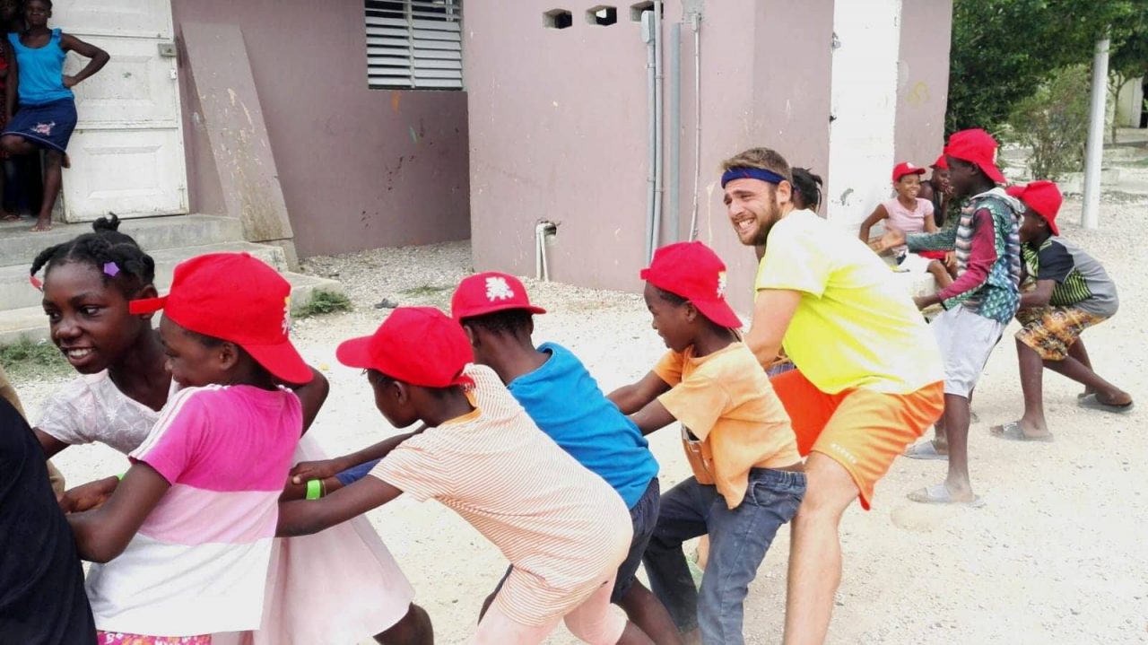 Volontario ad Haiti per far sorridere i bambini