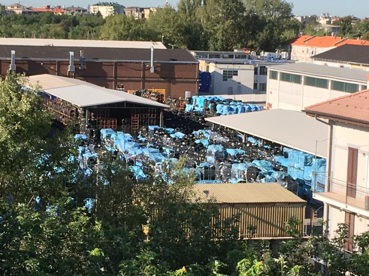 Puzze alla Tagliabue, sopralluogo di Vigili del Fuoco e carabinieri a Villasanta