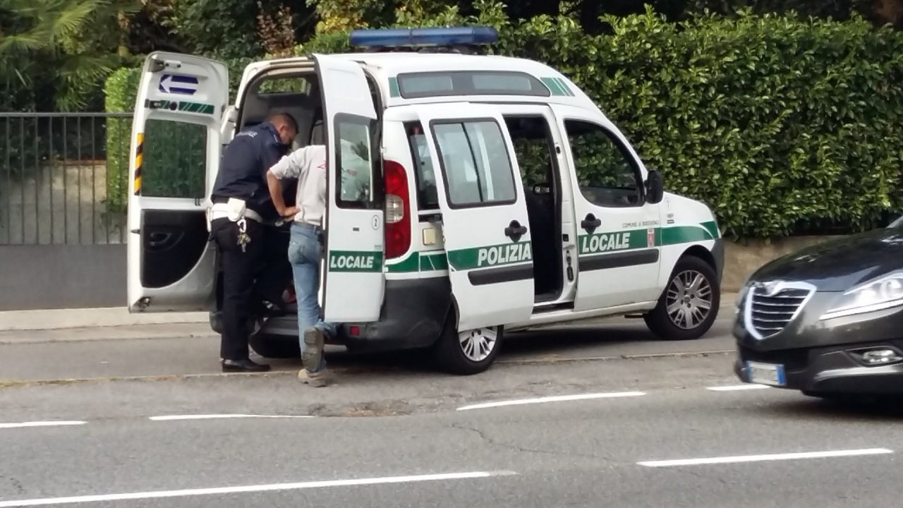 Sedicenne finisce sotto un’auto