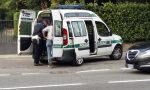 Sedicenne finisce sotto un'auto