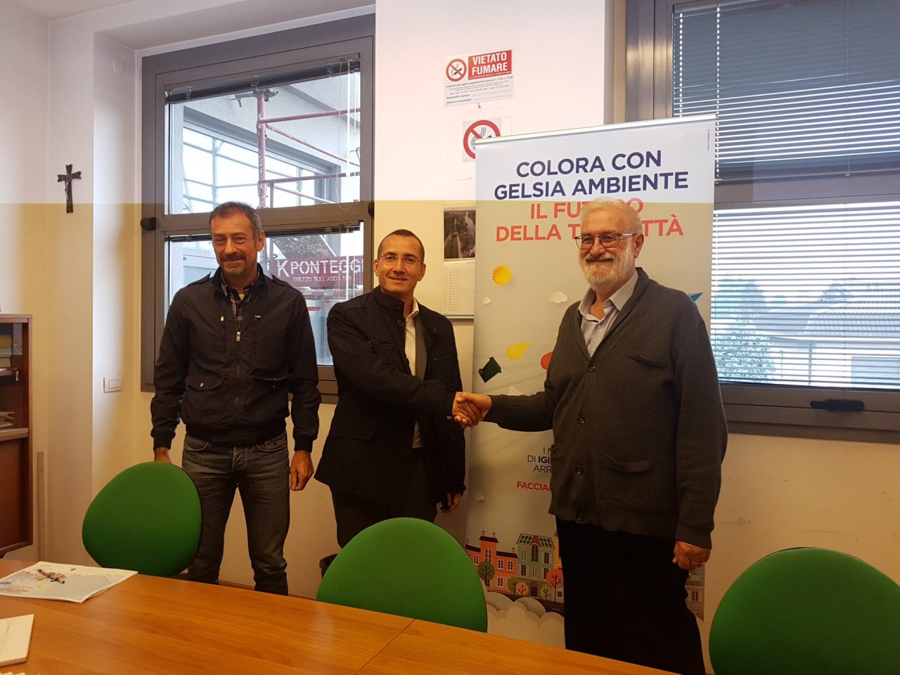 Verano, nuovo servizio di raccolta rifiuti: arriva il sacco blu con microchip