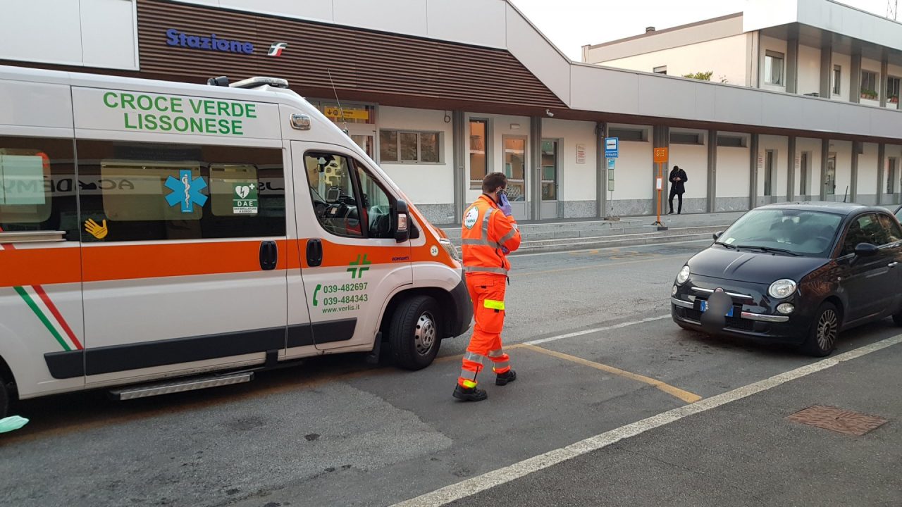 Sviene mentre aspetta il treno, paura in stazione