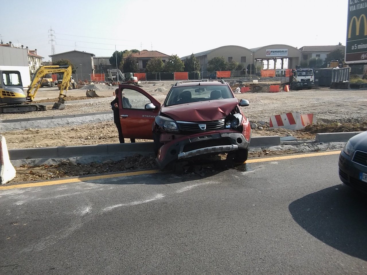 Trezzo perde il controllo e distrugge l’auto contro il newjersey