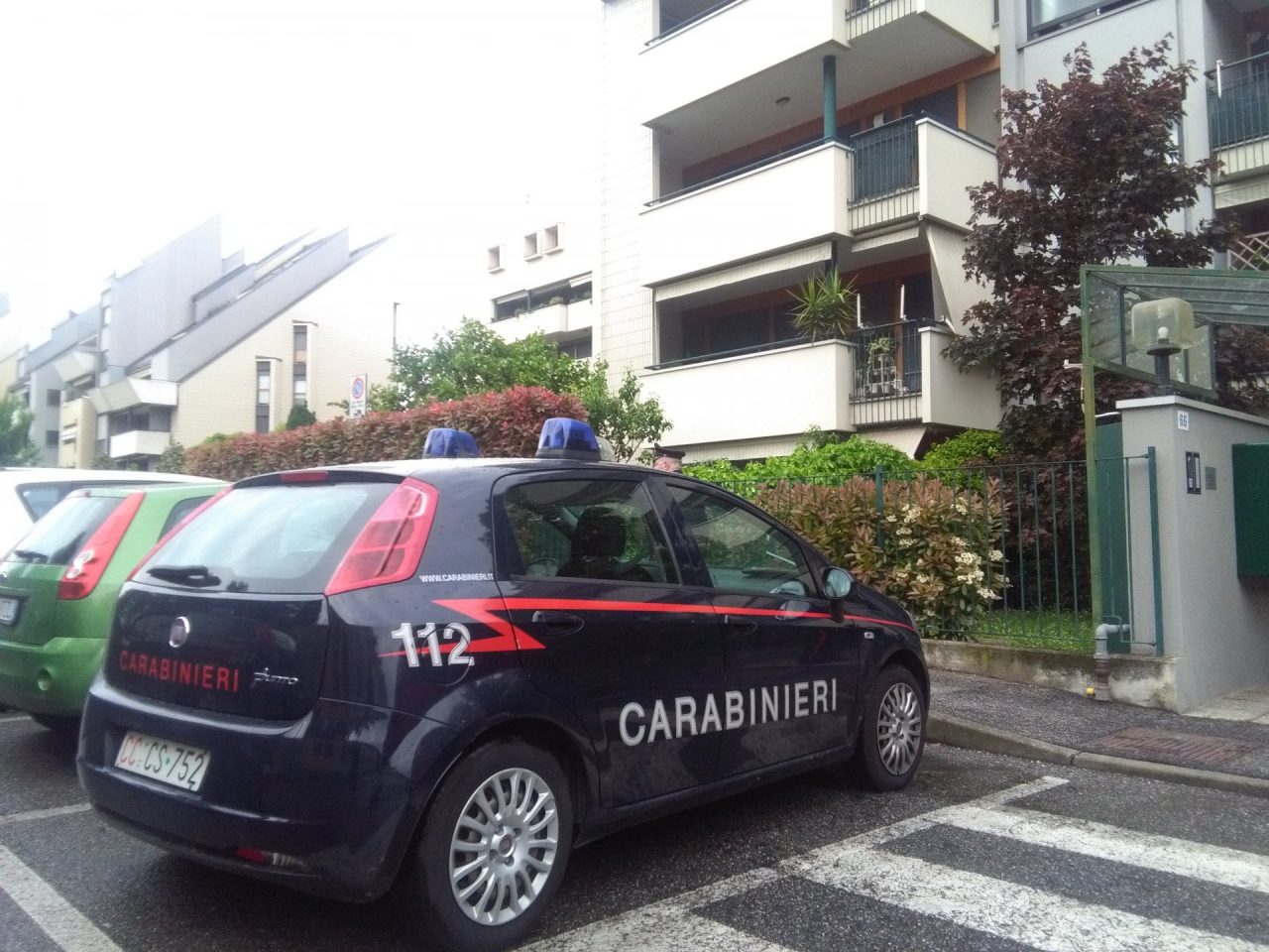 Anziani nel mirino: truffatori fuggono con i soldi per il funerale