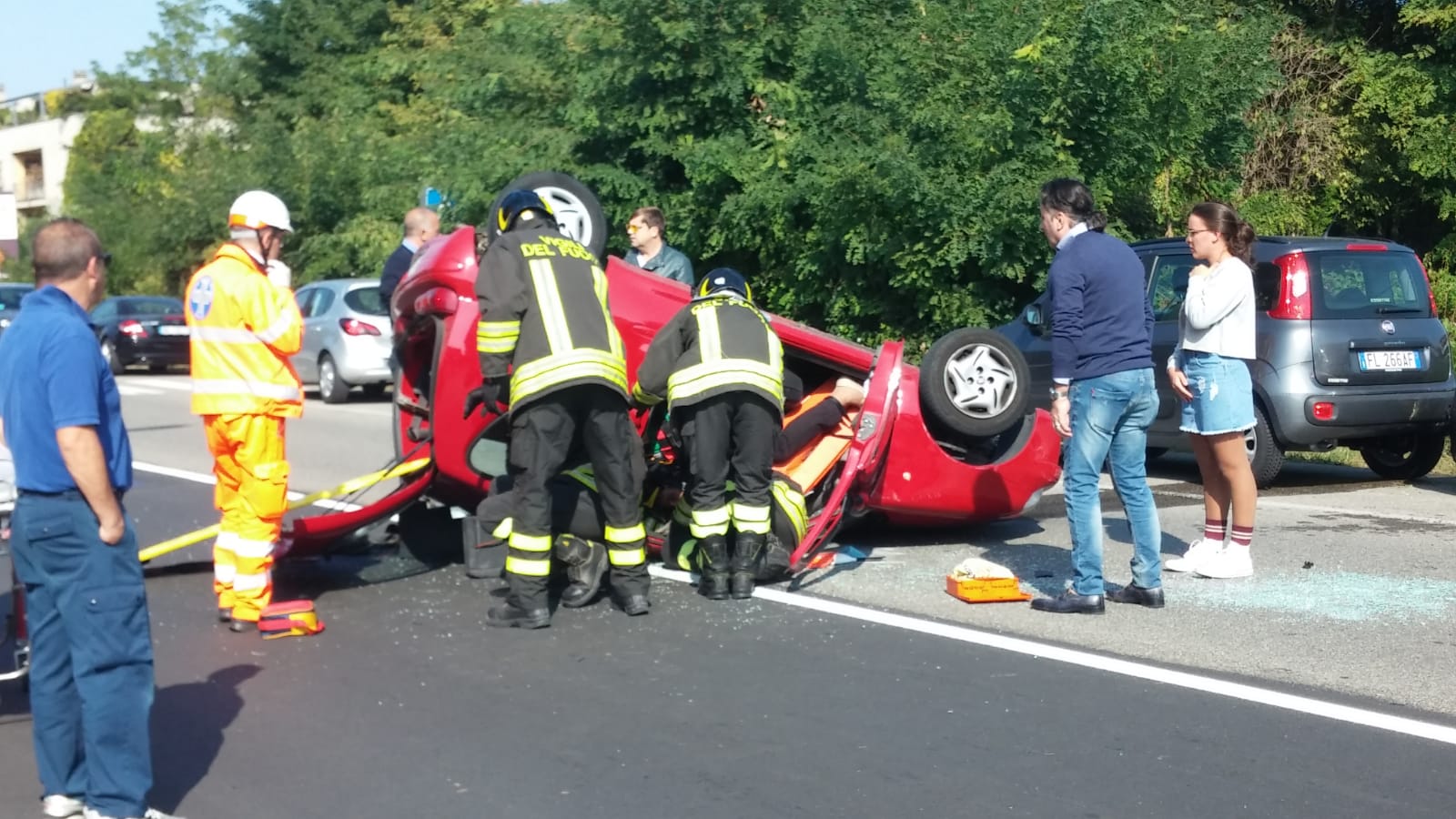 Meda, auto si ribalta in via Piave