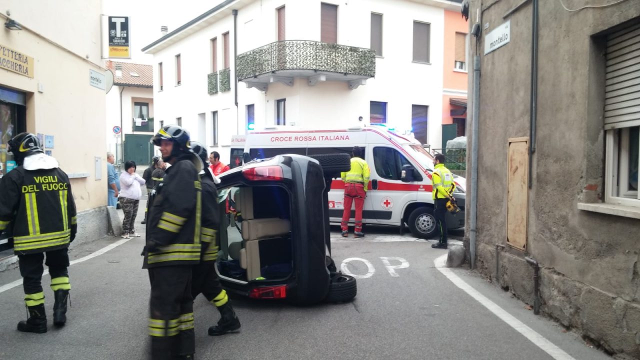 Si ribalta con l’auto, paura per un volontario della Croce rossa FOTO