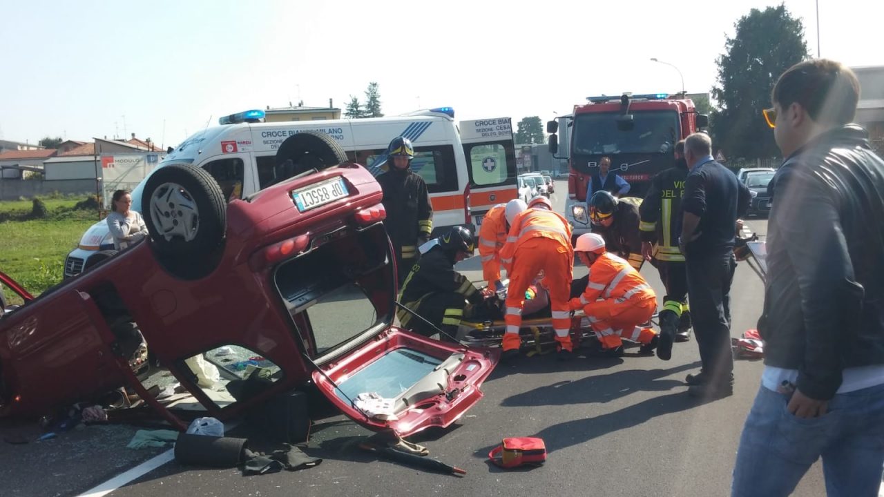 Auto si ribalta a Meda, grave una donna FOTO