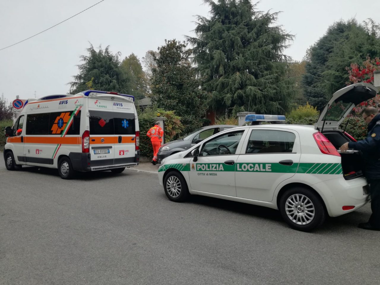 Schiacciata dall’auto contro il cancello, miracolata 57enne