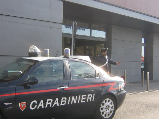 Supermercato alle prese con i ladri