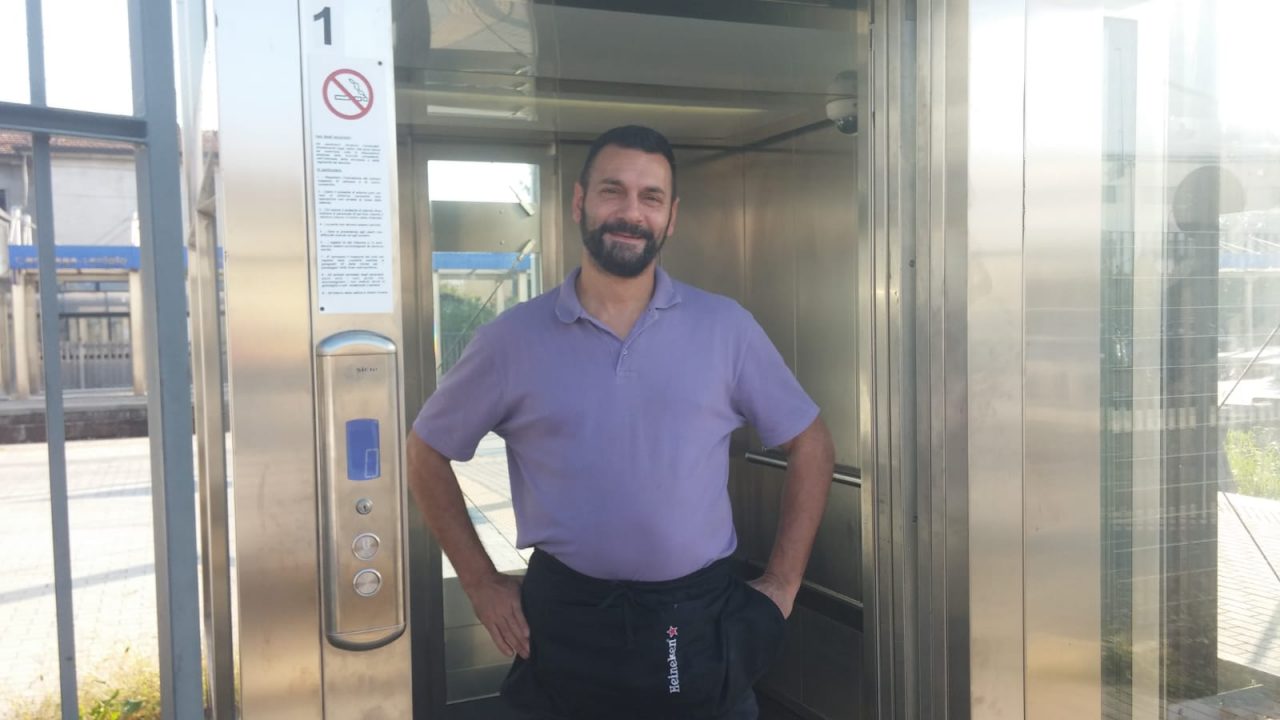 Dopo quasi un anno torna in funzione l’ascensore della stazione di Camnago