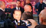 Berlusconi con la mano fasciata dopo una caduta giocando a pallone con il Monza