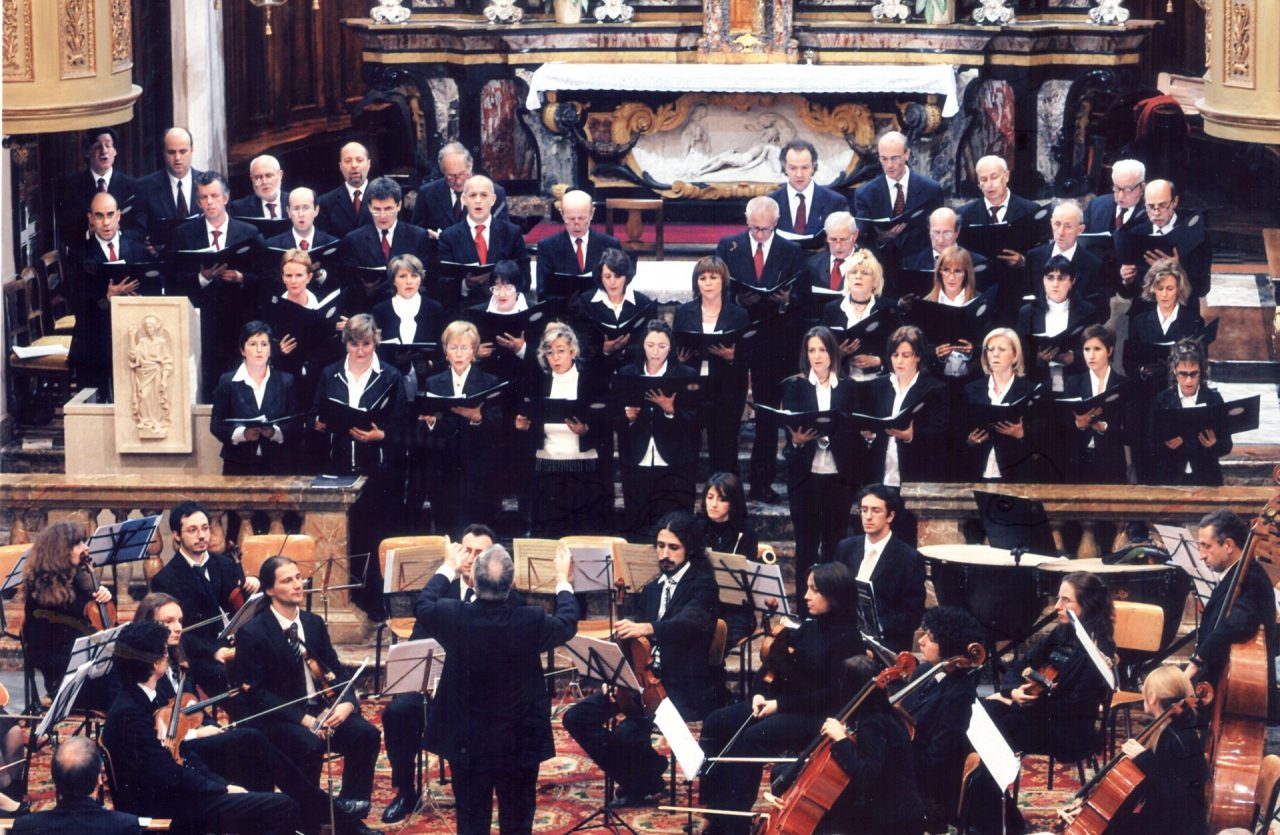 La corale di Besana compie cinquant'anni. L’importante traguardo sarà festeggiato oggi, sabato 13 ottobre, alle 17, nella Basilica Romana Minore.