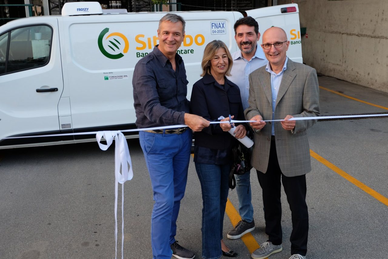 Taglio del nastro al Banco Alimentare per il nuovo furgone di Siticibo