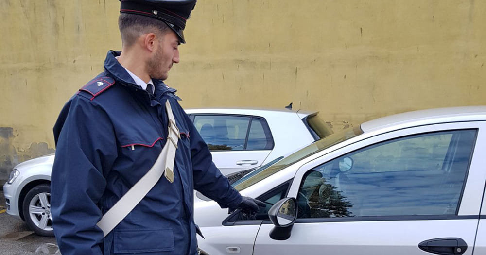 Truffa dello specchietto, raggirata una donna