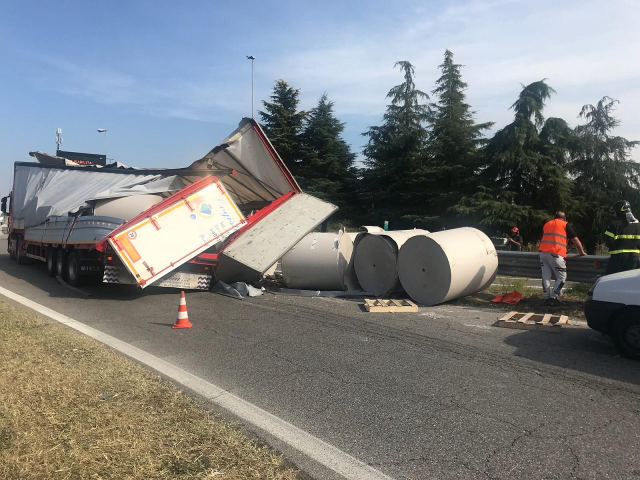 Camion perde il carico, svincolo chiuso a Vimercate VIDEO E FOTO