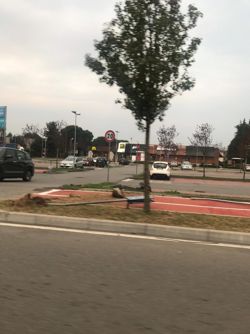 Verano, vandalismi  per strada: cartelli divelti