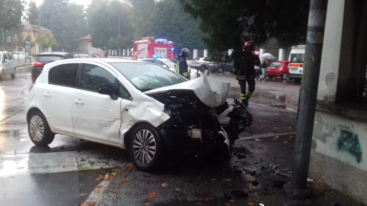 Impressionante schianto, paura per due bimbi