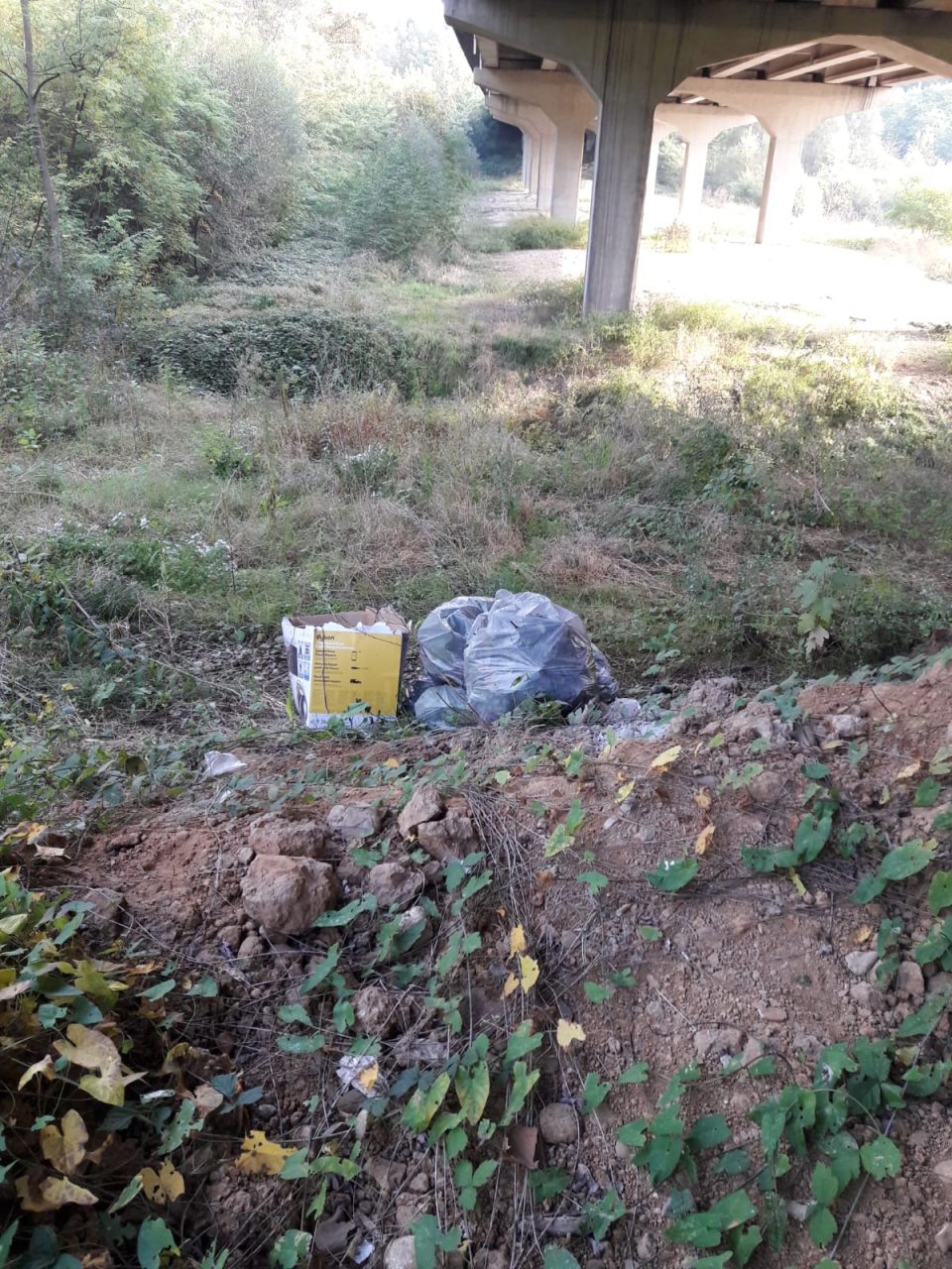 Le sponde del fiume diventano una discarica a cielo aperto VIDEO