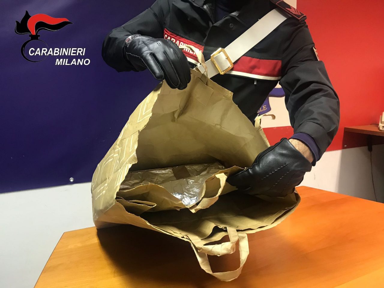 20enne arrestato con una borsa schermata